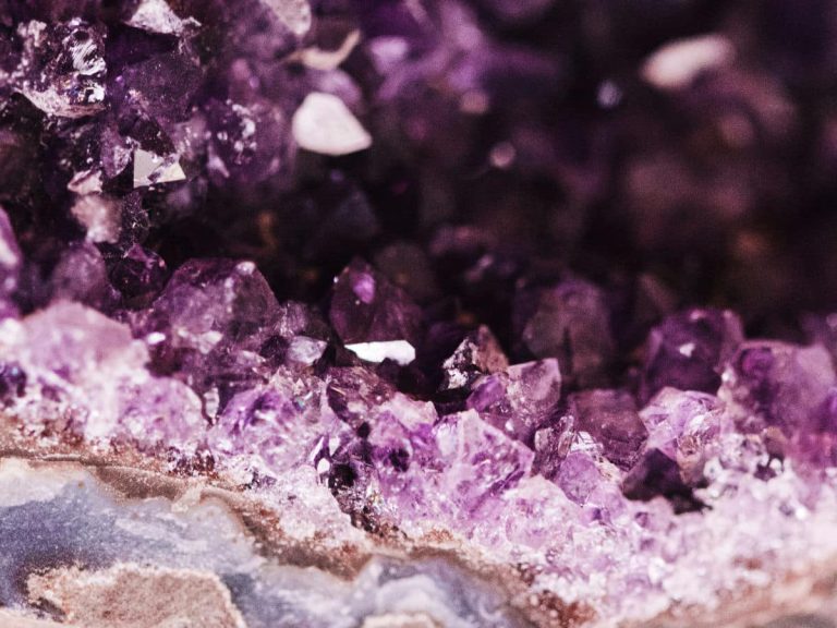 Amethyst-Wirkung-Bedeutung-Edelstein-Heilstein-02.jpg