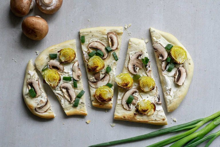 Rezept-fuer-veganen-Flammkuchen-Flammkuchen-Rezept-veganer-Flammkuchen-Flammkuchen-im-Fruehling-Flammkuchen-im-Winter-Heimatgemuese-auf-ElisaZunder-01-small.jpg