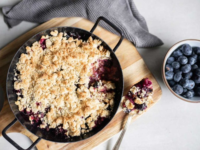 Rhabarber-Blaubeer-Crumble-Rezept-vegan-und-zuckerfreit-Heimatgemuese-Rhabarber-Blaubeer-Kuchen-Streuselkuchen-Rezept-Food-Rubrik-ElisaZunder-Blogazine-08-small.jpg